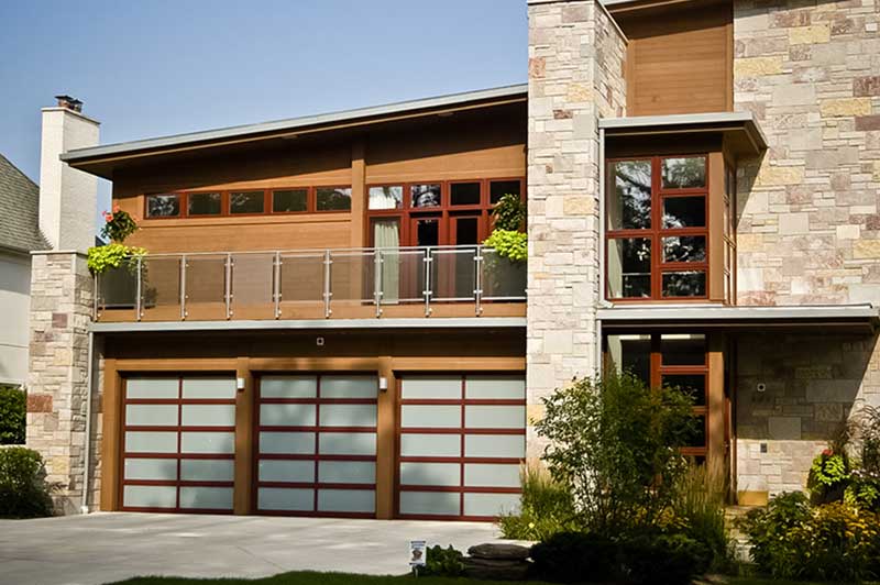 House with 3 separate garage doors